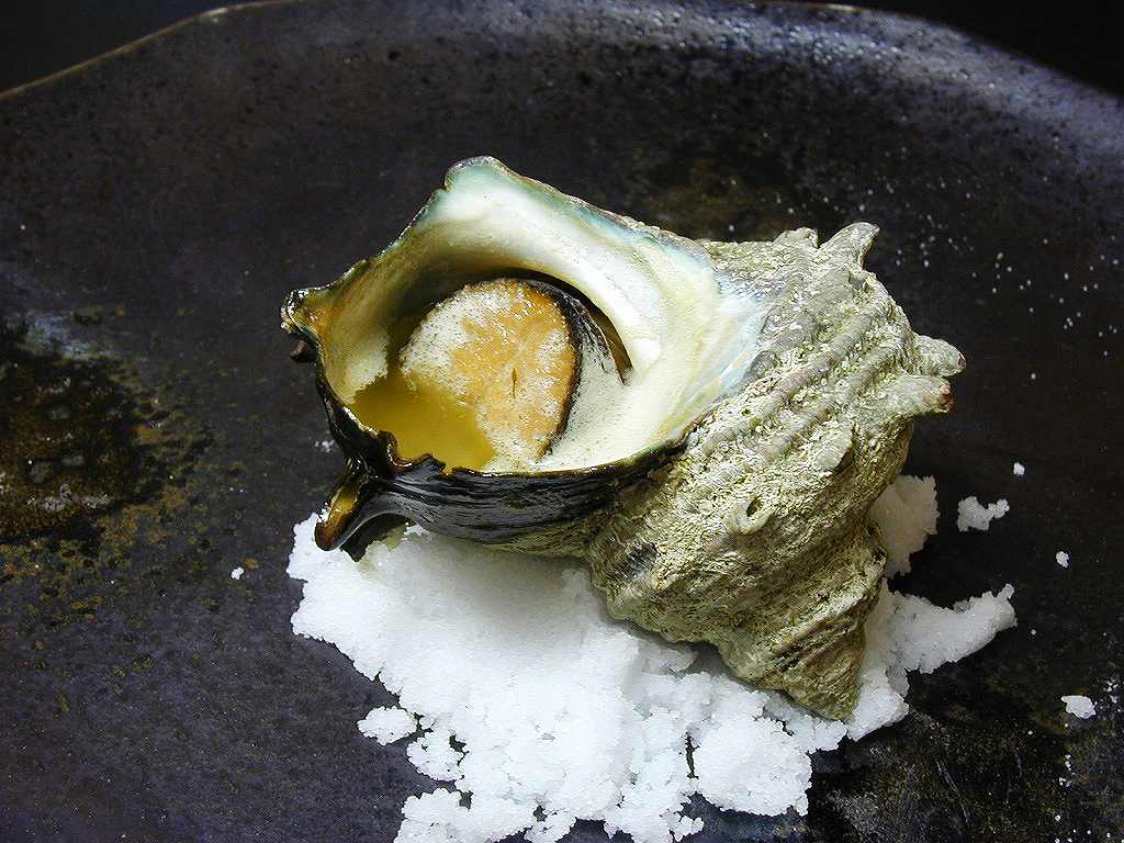 活きたまま焼いたさざえの壺焼き